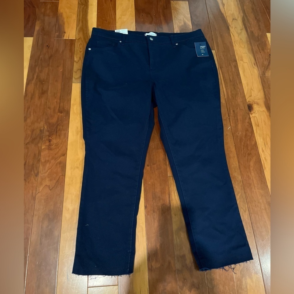Crown & Ivy NWT Ladies Size 14W Navy Skinny Crop Ultimate Hold Lycra Jeans
